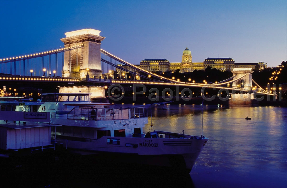 Chain Bridge and Royal Palace (Buda Castle), Budapest, Hungary
 (cod:Budapest 10)